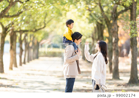 子供を肩車して歩く家族 99002174