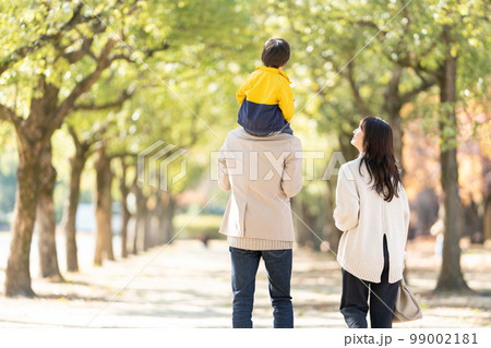 子供を肩車して歩く家族の後ろ姿 99002181