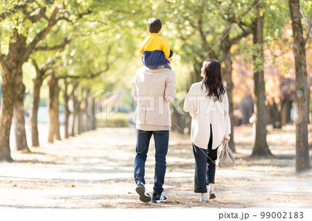 子供を肩車して歩く家族の後ろ姿 99002183