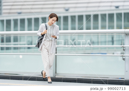 ビジネス街を走るビジネスウーマン 99002713