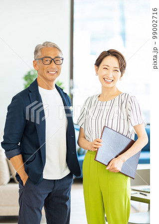 シニアのビジネスマンとミドルの女性 99002716