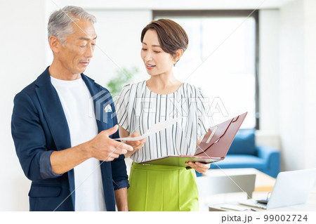 シニアのビジネスマンとミドルの女性 99002724