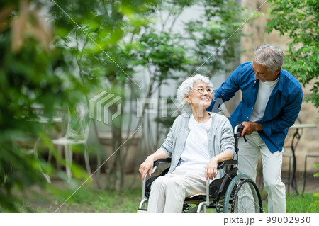 シニアカップル 車椅子 シニアカップル 車椅子 99002930