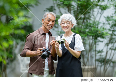 シニアカップル カメラ 旅行 シニアカップル カメラ 旅行 99002939