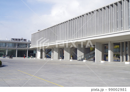 冬空の原爆資料館の建物の景色 99002981