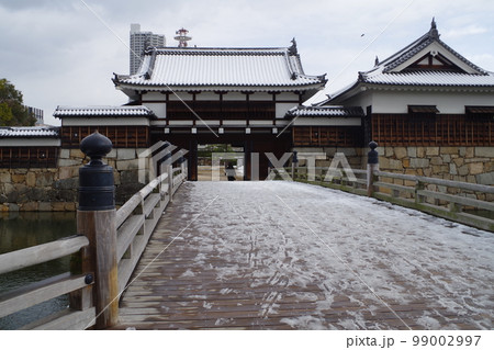雪化粧をした広島城御門橋と櫓の景色 雪化粧をした広島城御門橋と櫓の景色 99002997