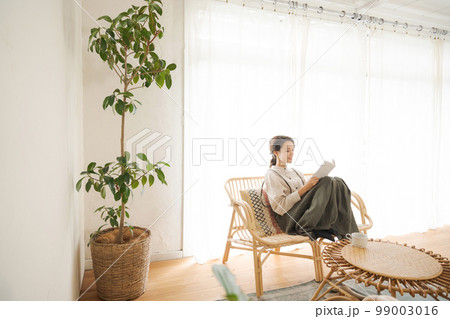 部屋でくつろぐ女性 部屋でくつろぐ女性 99003016