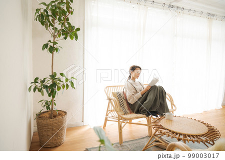 部屋でくつろぐ女性 部屋でくつろぐ女性 99003017