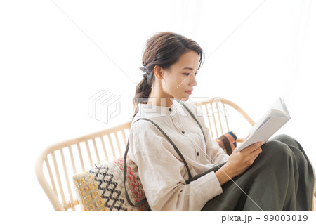 部屋でくつろぐ女性 99003019