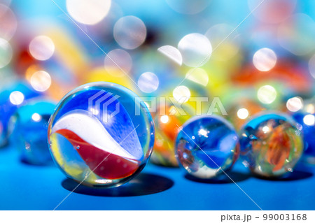 ビー玉の写真素材　カラフルなビー玉　マクロイメージ 99003168