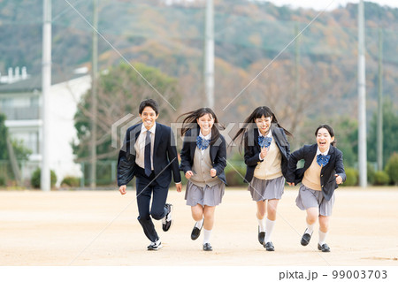 校庭を走る女子高生と男子学生 校庭を走る女子高生と男子学生 99003703