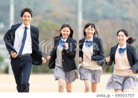校庭を走る女子高生と男子学生 校庭を走る女子高生と男子学生 99003707