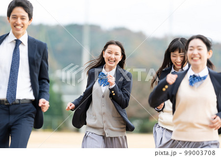 校庭を走る女子高生と男子学生 99003708