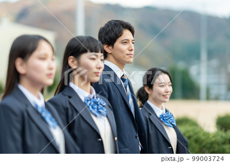 校庭に並ぶ女子高生と男子学生 99003724