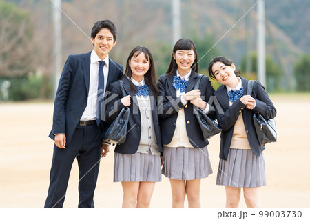 校庭に並ぶ女子高生と男子学生 99003730