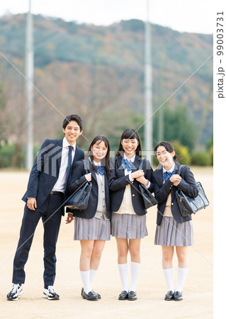 校庭に並ぶ女子高生と男子学生 99003731
