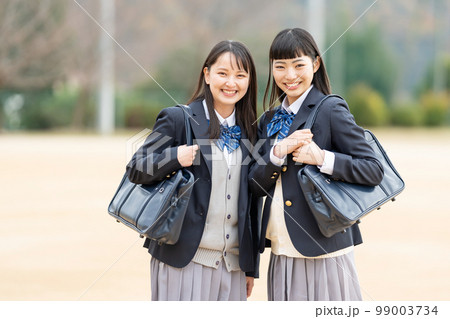 女子高生　校庭 99003734