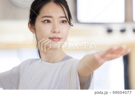 フィットネスジムでヨガをやる若い女性 99004077