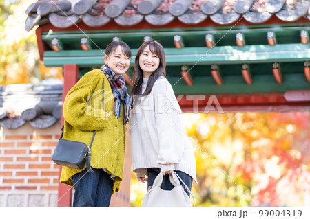 女子旅　旅行　若い女性 99004319