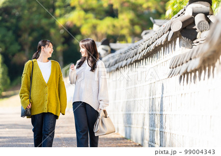 女子旅　旅行　若い女性 99004343