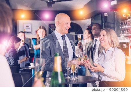 Man talking to woman on corporate party 99004390