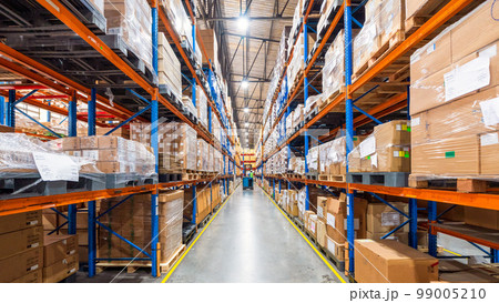 物流倉庫内でフォークリストで作業する作業者 物流倉庫内でフォークリストで作業する作業者 99005210