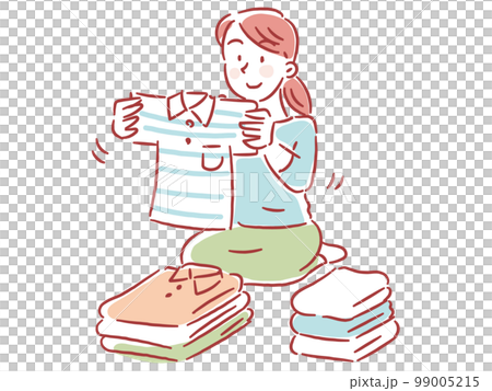 座って洗濯物をたたむ若いお母さん 99005215