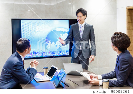 会議室で打ち合わせをするビジネスマン　撮影協力：WEEK芝大門(サンフロンティア不動産) 99005261