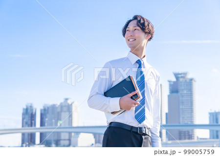 外回りをするYシャツ姿の若いビジネスマン 外回りをするYシャツ姿の若いビジネスマン 99005759