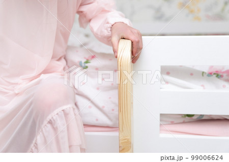 2段ベッドの階段を登り降りする小学生の女の子 99006624