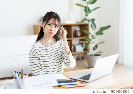 インフレで悩む女性 インフレで悩む女性 99006806