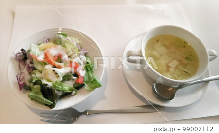 ポーラ美術館のレストランコース料理 サラダとス―プ ポーラ美術館のレストランコース料理 サラダとス―プ 99007112