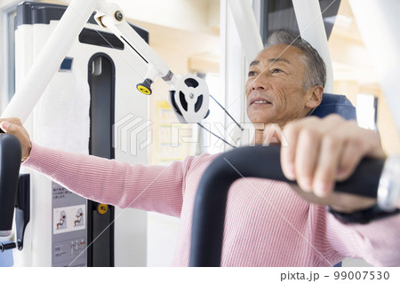 フィットネスジムで私服でトレーニングをする中高年男性　コンビニジムイメージ 99007530
