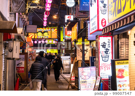 《東京都》三軒茶屋の飲み屋街・すずらん通り 《東京都》三軒茶屋の飲み屋街・すずらん通り 99007547