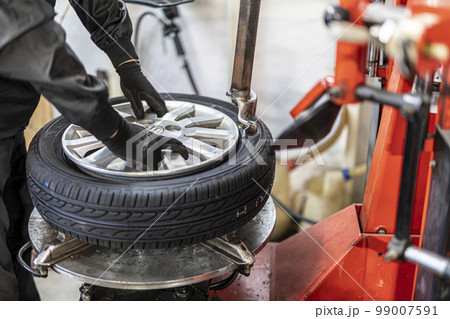 タイヤ交換・組み換えする整備士 99007591