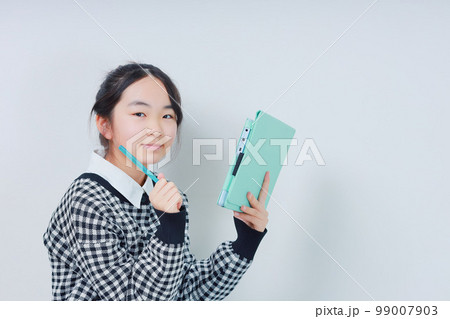タブレットで学習する女子小学生 99007903
