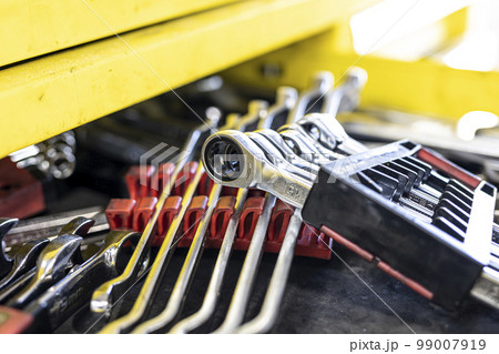 自動車整備工場の工具 99007919