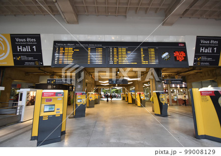 フランスのパリ・モンパルナス駅構内の列車出発案内板と切符の券売機 フランスのパリ・モンパルナス駅構内の列車出発案内板と切符の券売機 99008129