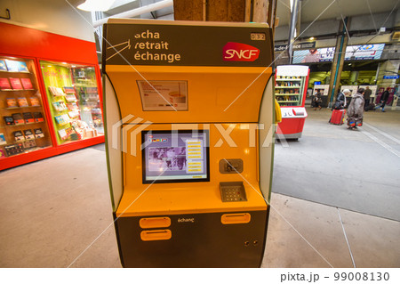 フランス国鉄（SFCN）のチケット発行機（パリ・モンパルナス駅構内） 99008130