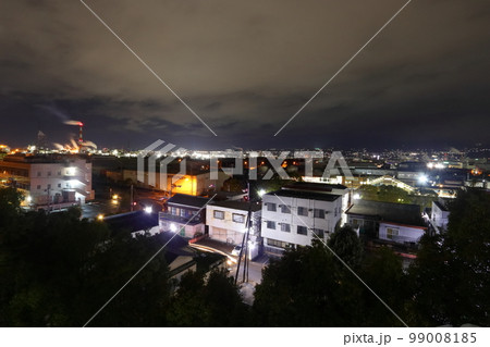 富士市 吉原の高台から眺める工場、吉原駅の夜景(鈴川港公園津波避難タワー) 富士市 吉原の高台から眺める工場、吉原駅の夜景(鈴川港公園津波避難タワー) 99008185