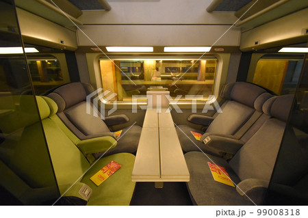 TGV（フランスの高速鉄道）の1等コンパートメント 99008318