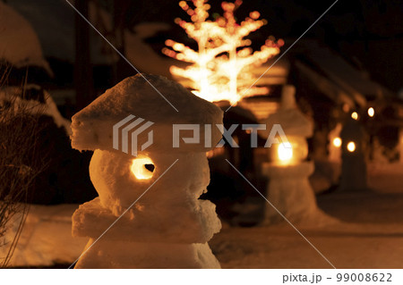 雪景色の大内宿　雪まつり　雪灯篭のある街並み　福島県下郷町 99008622