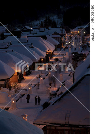 雪景色の大内宿 雪まつり 雪灯篭のある街並み 福島県下郷町 雪景色の大内宿 雪まつり 雪灯篭のある街並み 福島県下郷町 99008660