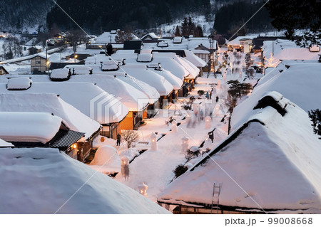 雪景色の大内宿　雪まつり　雪灯篭のある街並み　福島県下郷町 99008668