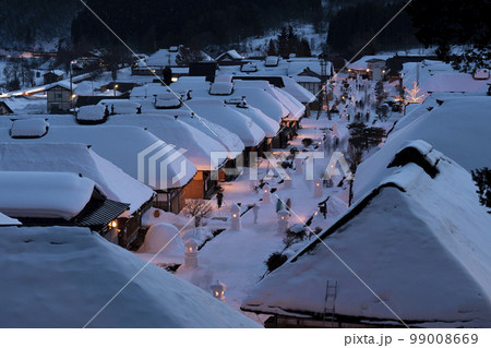 雪景色の大内宿　雪まつり　雪灯篭のある街並み　福島県下郷町 99008669