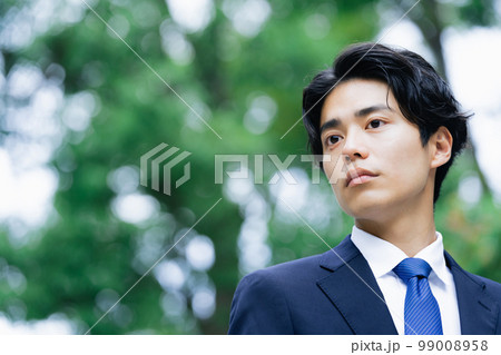 屋外を歩く若手ビジネスマン 99008958