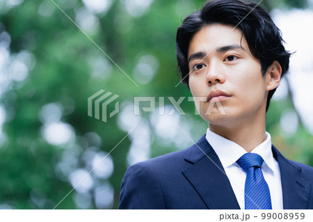 屋外を歩く若手ビジネスマン 99008959