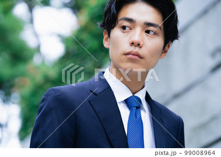 屋外を歩く若手ビジネスマン 屋外を歩く若手ビジネスマン 99008964