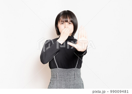 臭くて困っている若い女性 臭くて困っている若い女性 99009481