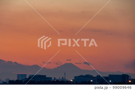 夕焼け空 東京から見た富士山と飛行機 夕焼け空 東京から見た富士山と飛行機 99009646